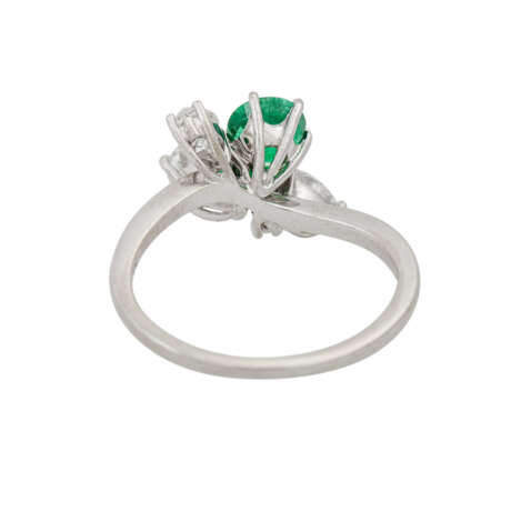 Ring mit Brillant ca. 0,5 ct, Smaragd und 3 Diamantnavettes, - photo 4