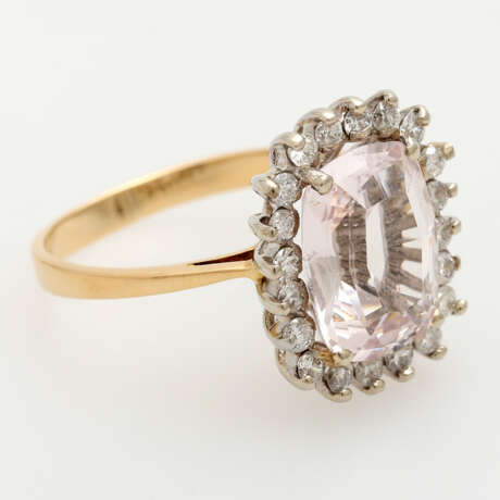 Ring mit zartrosanem Morganit, anitk fac. umgeben von ca. 20 kleinen Diamanten, - photo 2