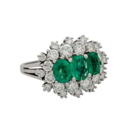 Ring mit 3 Smaragden und zahlreichen Brillanten, zusammen ca. 2 ct, - фото 1