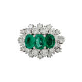 Ring mit 3 Smaragden und zahlreichen Brillanten, zusammen ca. 2 ct, - фото 2