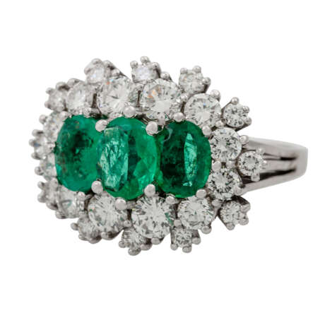 Ring mit 3 Smaragden und zahlreichen Brillanten, zusammen ca. 2 ct, - photo 5
