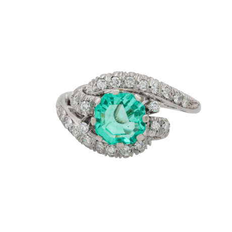 Ring mit Smaragd von ca. 1 ct und Diamanten, - photo 2
