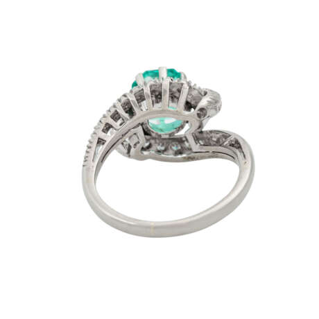 Ring mit Smaragd von ca. 1 ct und Diamanten, - Foto 4
