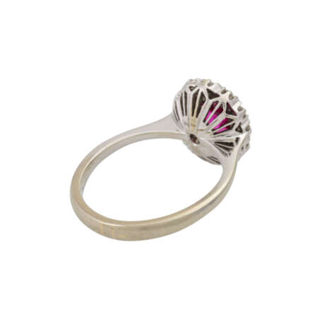 Ring mit ovalem Rubin umgeben von Diamanten - photo 3
