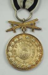 Hohenzollern: ordre de la maison princière des Hohenzollern, médaille d&#39;honneur d&#39;or avec épées.