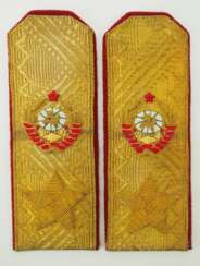 Sowjetunion: Paar Schulterstücke des Marschalls Fjodor Iwanowitsch Tolbuchin.