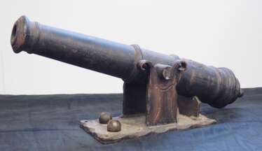 Kanone mit Wappenschild.