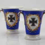 KPM: Kobaltblaues Vasenpaar mit Eisernem Kreuz. - photo 1