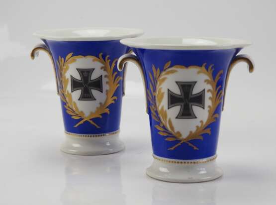 KPM: Kobaltblaues Vasenpaar mit Eisernem Kreuz. - Foto 1