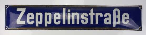 Zeppelinstraße - Straßenschild. - Foto 1