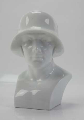 N mit Krone: Porzellanbüste eines Soldaten. - photo 1