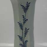 Fayence: Achteckige Vase. - Foto 3