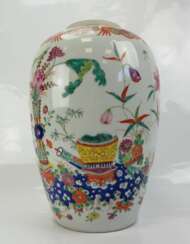 China: Porzellanvase mit Blumen-Buketts.