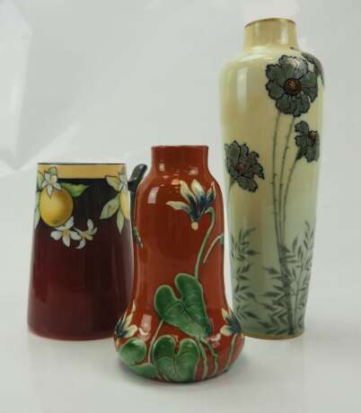 Jugendstil: Keramikvase mit Blumendekor - Drei Exemplare. - фото 1