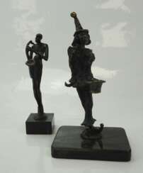 Zwei Bronzefiguren - Clown u. Figur mit Saxofon.