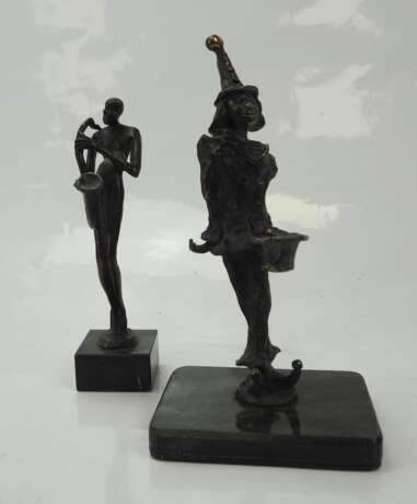 Zwei Bronzefiguren - Clown u. Figur mit Saxofon. - фото 1