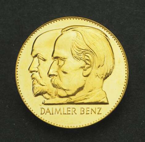 Daimler-Benz: 75 Jahre Motorisierung des Verkehrs 1886-1961 - GOLD. - photo 1