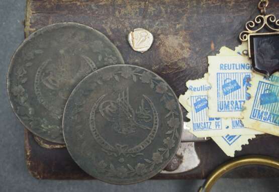 Geldbeutel mit arabischen Münzen etc. - photo 2