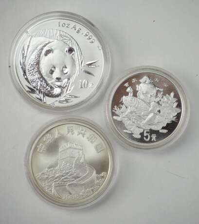 China: Münzen zu 10 und 5 Yuan. - Foto 1