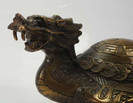 China: Drachenfigur mit Yin-Yang-Symbol. - Foto 2