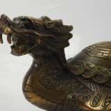 China: Drachenfigur mit Yin-Yang-Symbol. - photo 2