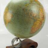 Globus mit Holzfuß. - Foto 1