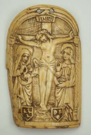 Elfenbeinrelief mit Christus am Kreuz. - Foto 1