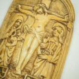Elfenbeinrelief mit Christus am Kreuz. - photo 2