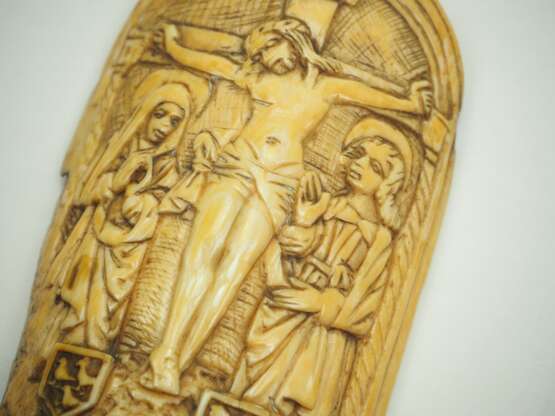 Elfenbeinrelief mit Christus am Kreuz. - Foto 2
