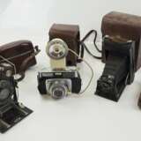 Zwei alte Balgen-Klappkameras u. eine Kleinbildkamera. - photo 1