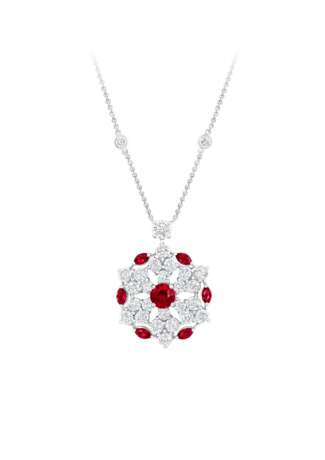 Graff. NO RESERVE ~ GRAFF 'SNOWFLAKE' RUBY AND DIAMOND PENDANT NECKLACE - Foto 1