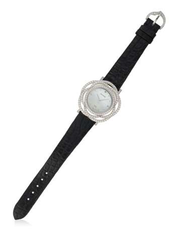 Chanel. CHANEL 'CAMÉLIA' DIAMOND AND MOTHER-OF-PEARL WATCH - Foto 2