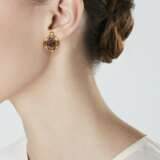 Gage, Elizabeth. ELIZABETH GAGE GARNET, DIAMOND AND ENAMEL EARRINGS - Foto 3