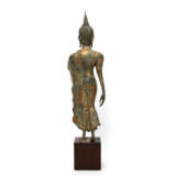 Exzellente Bronze des 'Walking Buddha'. THAILAND/AYUTTHAYA (1351-1767), wohl 16. Jahrhundert - photo 3