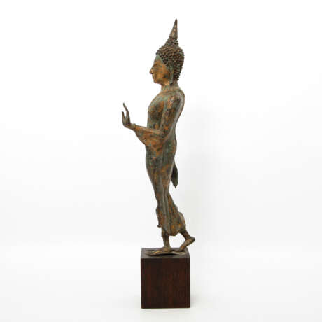 Exzellente Bronze des 'Walking Buddha'. THAILAND/AYUTTHAYA (1351-1767), wohl 16. Jahrhundert - photo 4