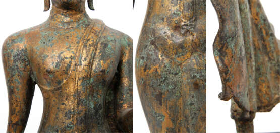 Exzellente Bronze des 'Walking Buddha'. THAILAND/AYUTTHAYA (1351-1767), wohl 16. Jahrhundert - photo 5