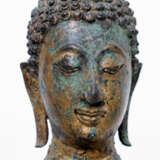 Exzellente Bronze des 'Walking Buddha'. THAILAND/AYUTTHAYA (1351-1767), wohl 16. Jahrhundert - photo 6