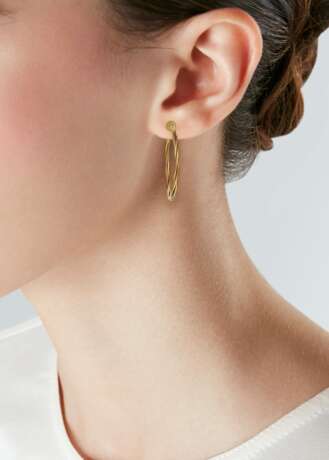 Cartier. CARTIER 'TRINITY' TRI-COLORED GOLD HOOP EARRINGS - фото 3