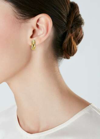 Tiffany & Co.. TIFFANY & CO. DIAMOND AND GOLD HOOP EARRINGS - photo 3