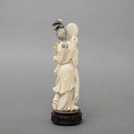 Skulptur der He Xinagu aus Elfenbein. CHINA, um 1920 - Foto 4
