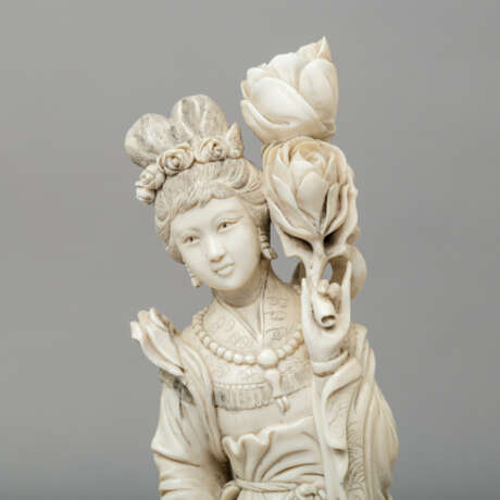 Skulptur der He Xiangu aus Elfenbein. CHINA, um 1900 - фото 2