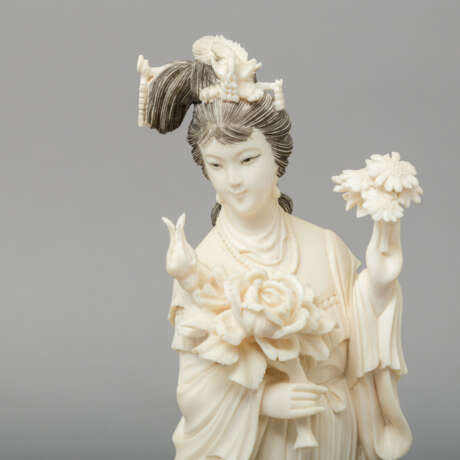 Skulptur der He Xiangu aus Elfenbein. CHINA, um 1920 - photo 2