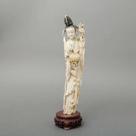 Skulptur der He Xiangu aus Elfenbein. CHINA, um 1900 - photo 1