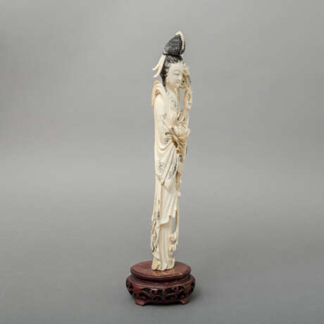 Skulptur der He Xiangu aus Elfenbein. CHINA, um 1900 - photo 3