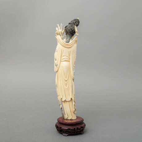 Skulptur der He Xiangu aus Elfenbein. CHINA, um 1900 - photo 4