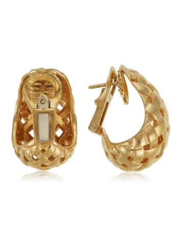 Tiffany & Co.. TIFFANY & CO. 'VANNERIE' GOLD EARRINGS - Foto 2