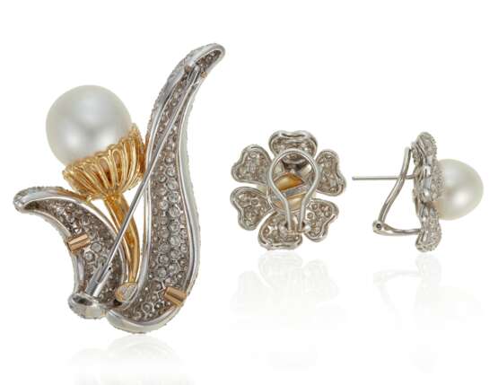 CULTURED PEARL AND DIAMOND EARRINGS AND BROOCH - Foto 2