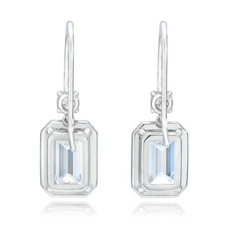 Pair of Diamond Earrings - фото 3