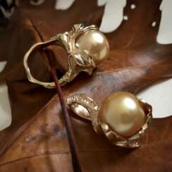 Set with gold pearls