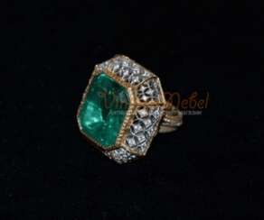 Vintage ring with emerald